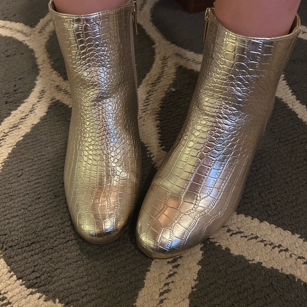 Comfortview Shiny Silver Ankle Booties